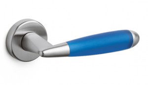 Дверная ручка Olivari модель Aster отделка 4M - хром мат / матовое голубое покрытие
