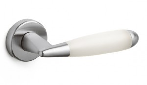 Дверная ручка Olivari модель Aster отделка 9M - хром матовый / матовое белое покрытие